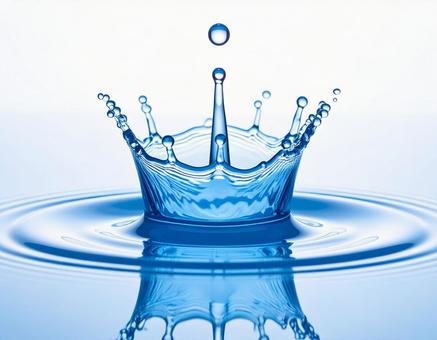 青く透明感のあるミルククラウンと波紋 青く透明感のあるミルククラウンと波紋の写真