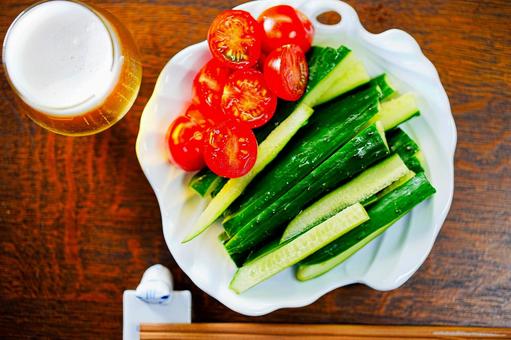 前菜はビールとキュウリとミニトマト 前菜はビールとキュウリとミニトマト 晩酌,ビール,前菜の写真素材