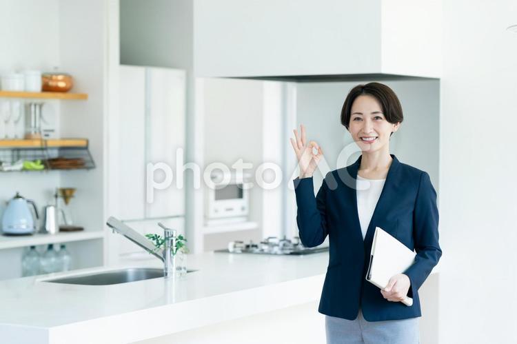 不動産業のビジネスウーマン 不動産,ビジネスウーマン,ビジネスの写真素材