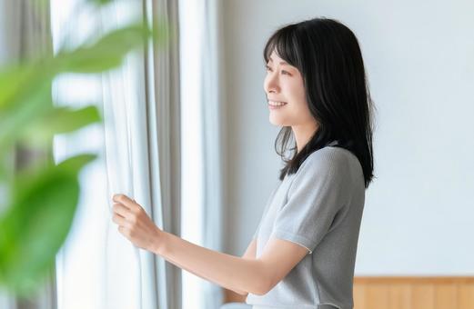 カーテンを開ける女性 カーテンを開ける女性 女性,朝,カーテンの写真素材