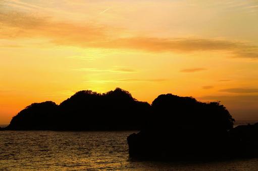 堂ヶ島の向こうに見える綺麗な夕陽 堂ヶ島の向こうに見える綺麗な夕陽 綺麗な夕陽,夕陽,落陽の写真素材