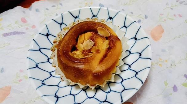 シナモンロールひとつ② シナモンロール,菓子パン,おやつの写真素材