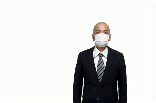感染対策のマスクをするスーツの中年男性 マスク,ビジネス,男性の写真素材