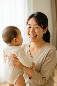 赤ちゃんを抱っこするお母さんママ 赤ちゃんを抱っこするお母さんママの写真