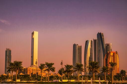 夕暮れのアブダビ摩天楼 夕暮れ,夕焼け,オレンジ色の空の写真素材