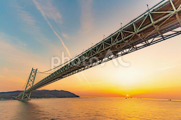 明石海峡と夕日４ 明石海峡大橋,夕景,瀬戸内海の写真素材