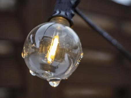 雨の雫に宿る灯り スイーツ,ソフトクリーム,苺の写真素材