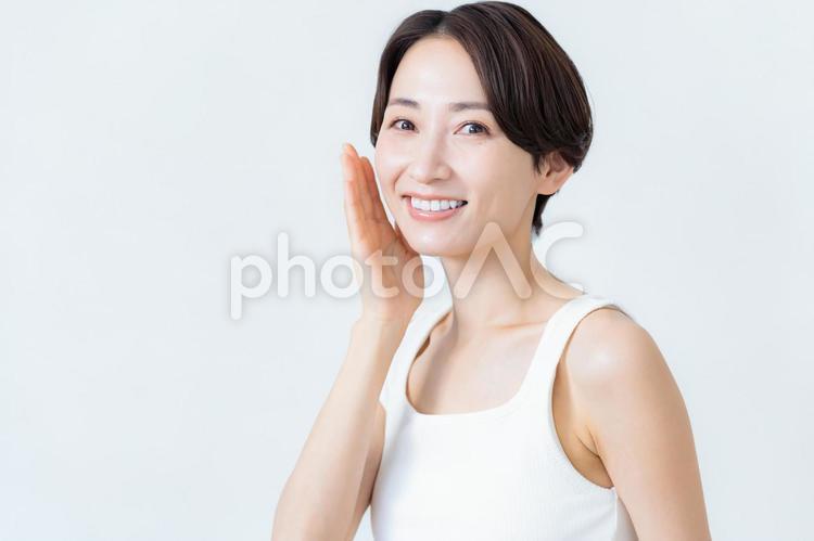 ミドル女性の美容イメージ 美容,笑顔,ビューティーの写真素材