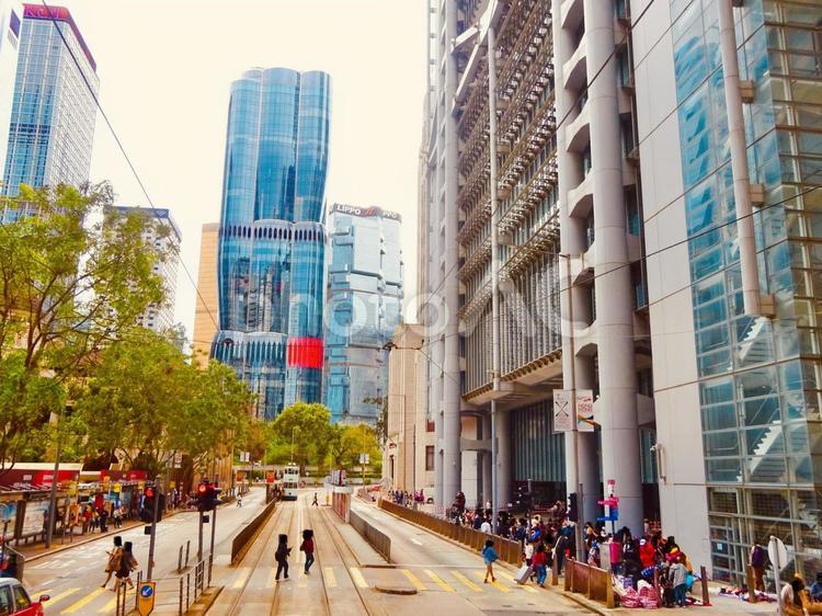 香港のかっこいいビジネス街の車窓 空,スカイライン,ビジネスの写真素材