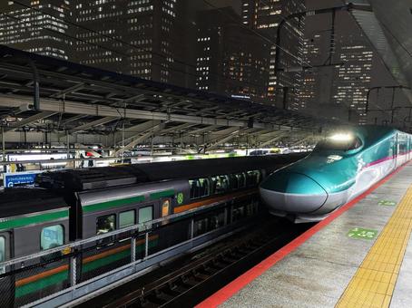 夜のホームに入線する新幹線 夜のホームに入線する新幹線 はやぶさ,やまびこ,e5の写真素材