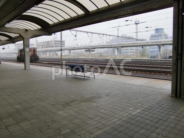 寂しいイメージ　駅のホーム 寂しい,イメージ,暗いの写真素材