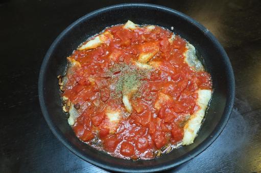 鱈のムニエルのトマトソース掛け（引き画） タラ,鱈,ムニエルの写真素材