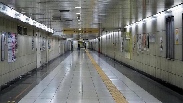 茅場町駅から日本橋駅へ続く地下通路 茅場町駅から日本橋駅へ続く地下通路の写真