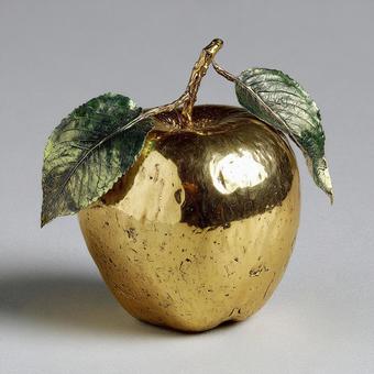 細部まで作り込まれた金色のリンゴのアート 細部まで作り込まれた金色のリンゴのアートの写真