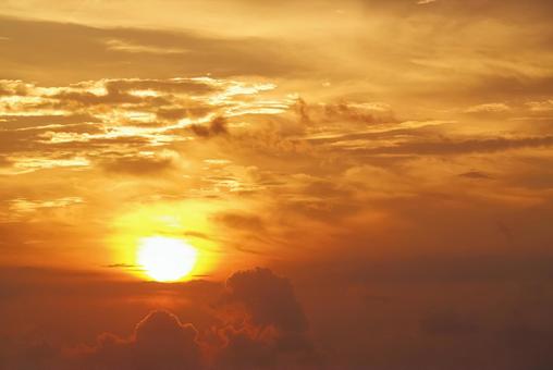 真っ赤に燃える美しい夕陽 真っ赤に燃える美しい夕陽の写真