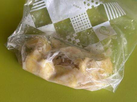 材料を入れてかるくもみます さつまいも,サツマイモ,調理の写真素材