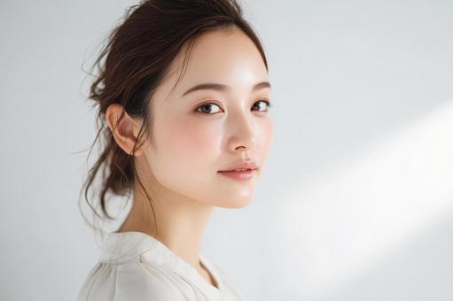 女性の顔アップ 背景白 女性の顔アップ 背景白の写真