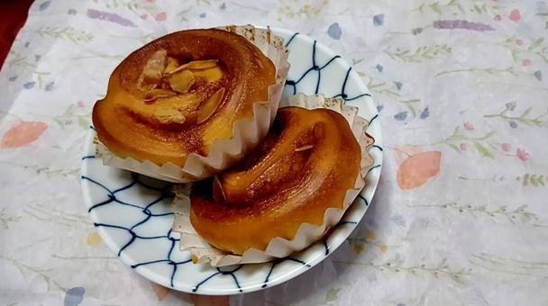 シナモンロール二つ シナモンロール二つ シナモンロール,菓子パン,スイーツの写真素材