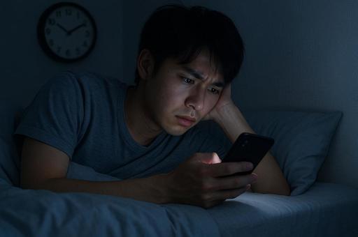 ネット依存で夜更かしする若者 ネット依存で夜更かしする若者の写真