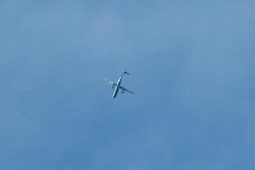 青空の上を飛ぶ飛行機 青空の上を飛ぶ飛行機 飛行機,航空機,旅客機の写真素材