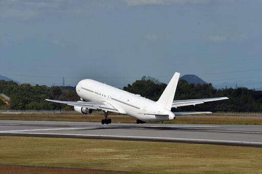 飛行機　ボーイング　白 旅客機,航空機,エンジンの写真素材
