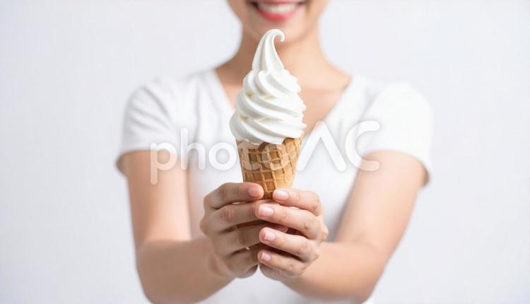 ソフトクリームを持つ女性の手元 ソフトクリーム,持つ,手の写真素材