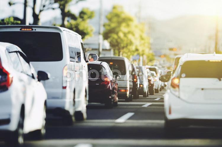 日本の道路を走る車 交通イメージ 交通,車,道路の写真素材
