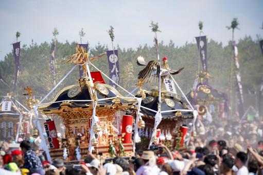 夏祭りの勇壮な神輿 夏祭りの勇壮な神輿 海の日,サザンビーチ,夏祭りの写真素材