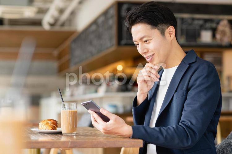 カフェでくつろぐミドルの男性 カフェ,ミドル,男性の写真素材