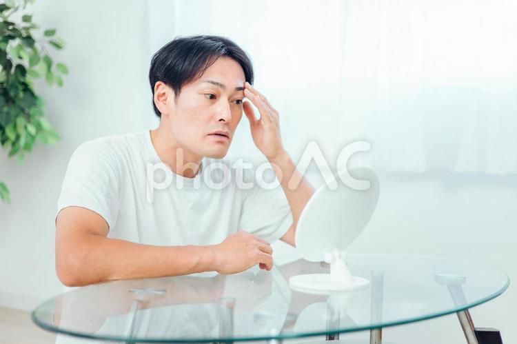 眉毛を気にする男性 眉毛,まゆげ,まゆ毛の写真素材