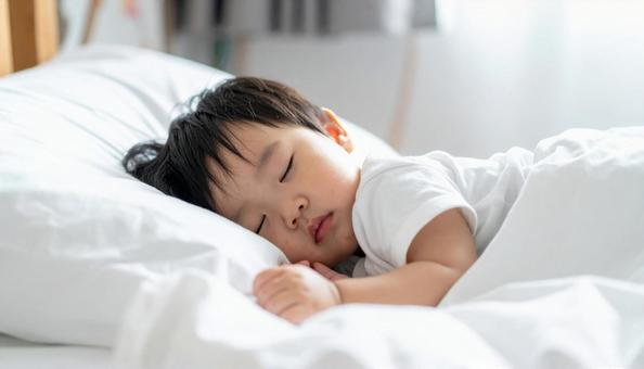 お昼寝する日本人の男の子の横顔 お昼寝する日本人の男の子の横顔の写真