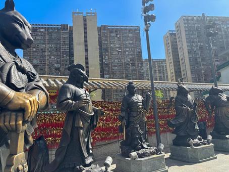 香港黄大仙祠の十二支像と高層住宅の風景 香港,黄大仙祠,十二支の写真素材