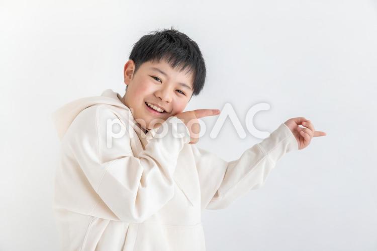 こちらへのポーズをする男の子 男の子,子ども,笑顔の写真素材