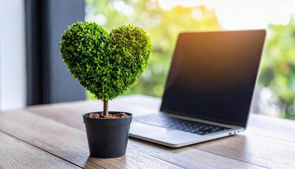 ハート型の小さな木とノートパソコン ハート型の小さな木とノートパソコンの写真