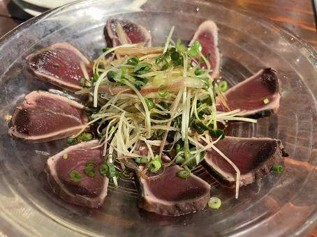 綺麗に盛られて美味しそうなカツオのたたき 綺麗に盛られて美味しそうなカツオのたたき 鰹のたたき,カツオ,晩酌の写真素材