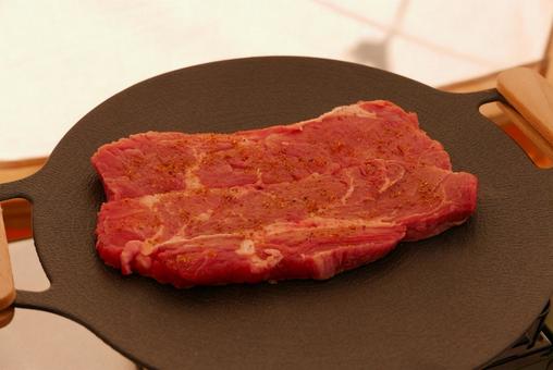 ステーキを焼く ステーキを焼くの写真