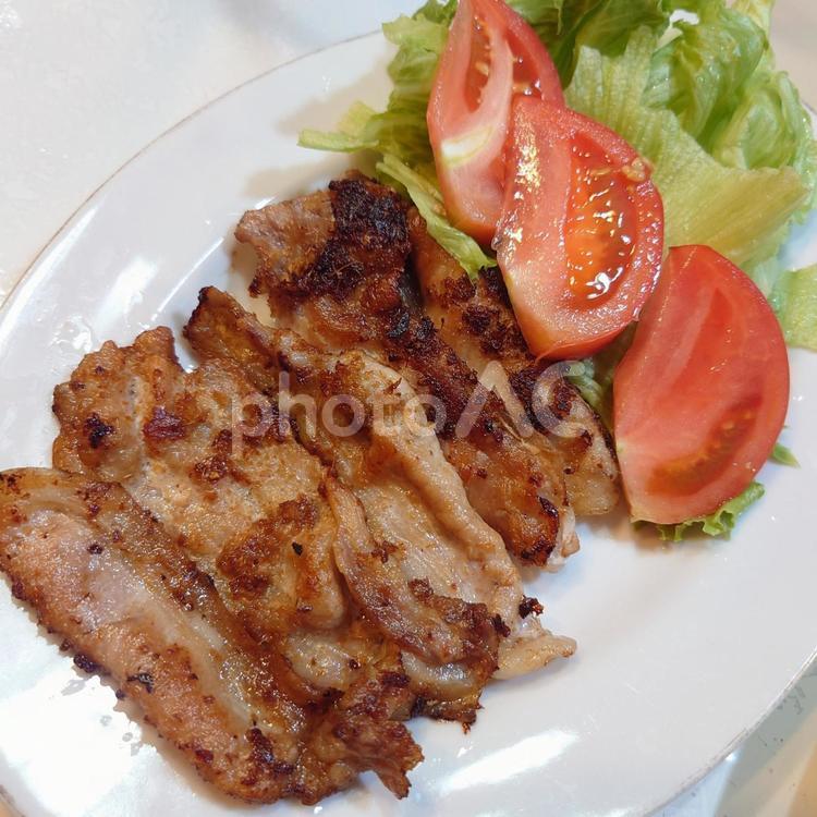 豚肉の生姜焼き 豚肉料理,生姜焼き,トマトの写真素材