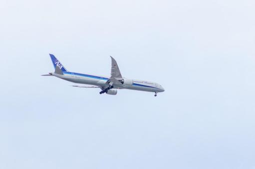 曇り空に消える機影 曇り空に消える機影の写真