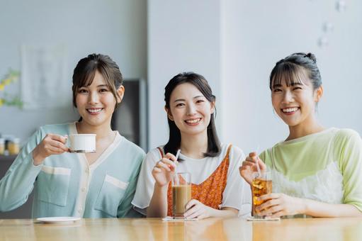 カフェで女子会をする若い女性 カフェで女子会をする若い女性の写真