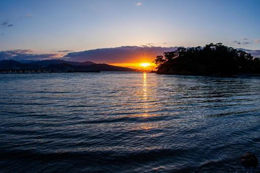 夕暮れ時の海 夕焼け空,海,夕方の写真素材