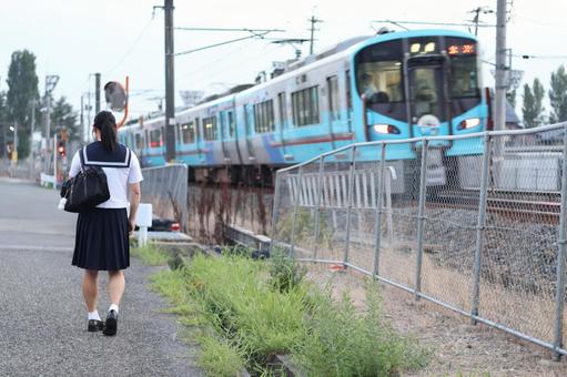 線路脇を通って 線路脇を通って 電車,女子高生,セーラー服の写真素材