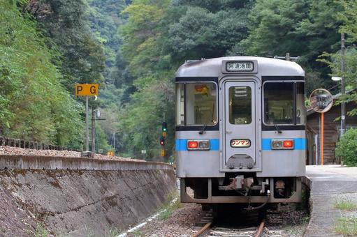 坪尻駅を出発する1000型気動車 jr,jr四国,土讃線の写真素材
