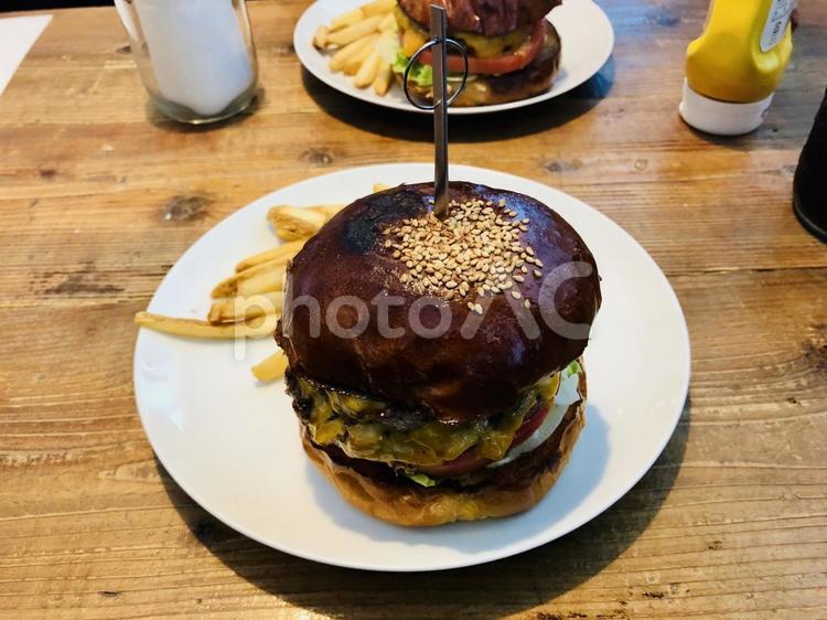 肉厚ジューシーな本格グルメバーガー ハンバーガー,グルメバーガー,クラフトバーガーの写真素材