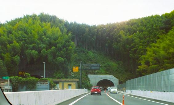 古いトンネルと新しいトンネル出入り口 古いトンネルと新しいトンネル出入り口の写真