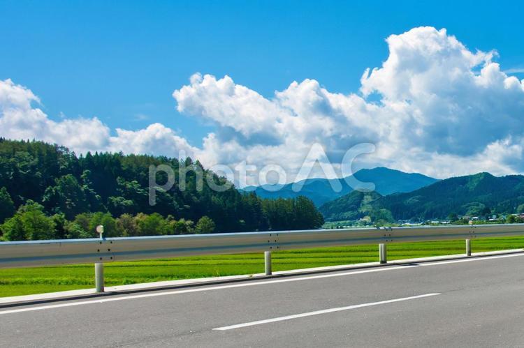 田園に続く夏のドライブ道 夏,田舎,青空の写真素材