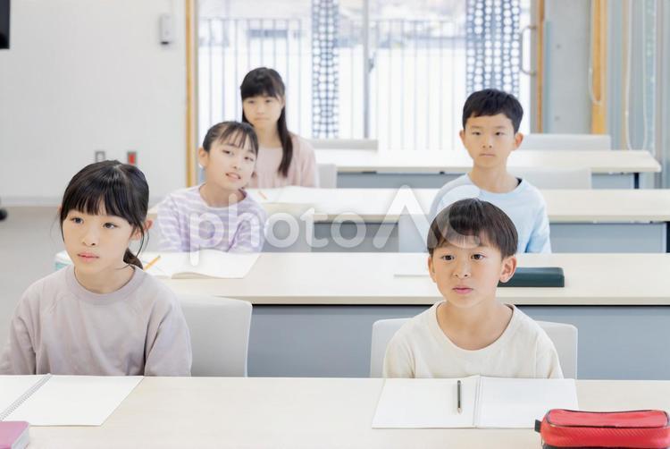 学習塾で勉強する小学生 小学生,塾,女性の写真素材