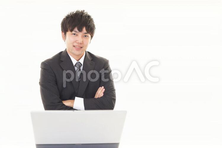 腕組をするビジネスマン 男性,男,パソコンの写真素材