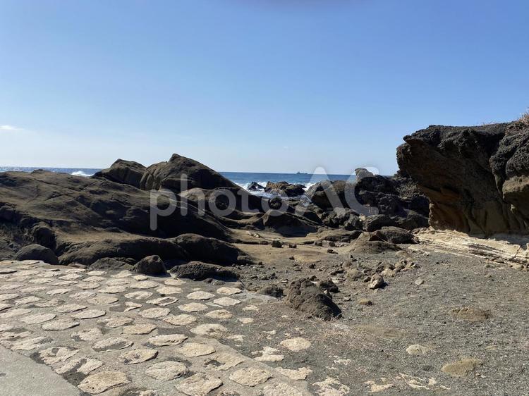 海の見える岩礁と道 岩,磯,浜辺の写真素材