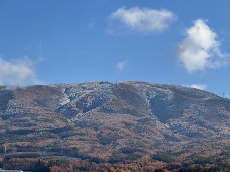 初冠雪の高ボッチ山(2025) 初冠雪,高ボッチ山,高ボッチ高原の写真素材