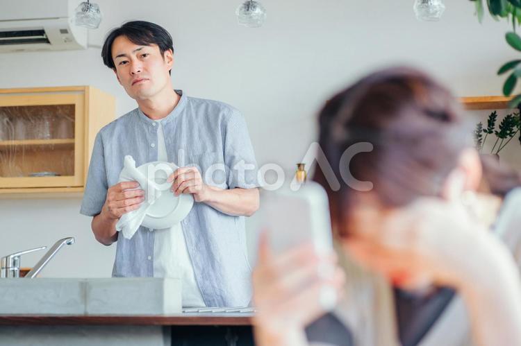 スマホを見て落ち込む女性と心配する男性 スマホ,頭痛,泣くの写真素材